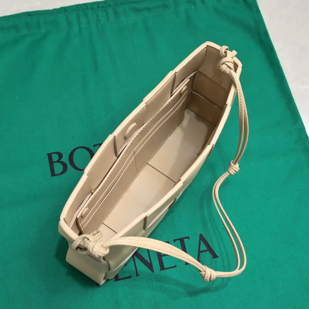 Batch 1260 #BV 2023 Cassette rope armpit bag is here🎈Simple, versatile and versatile formula bag made of intreccio woven cow leather. The square bag shape is wear-resistant and durable. Minimalism and commuting really complement each other. There are 4 card slots inside and thoughtful design✔️ Magnetic buckle closure to better protect privacy [Happy] When you are worried about matching, it is a bag that can be taken out with just one lift~ Dimensions: 22.5x13.5x4.5, Model: 7741